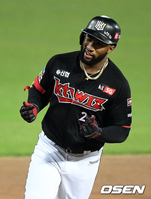 1회초 1사 1루에서 KT 로하스가 우월 투런 홈런을 치고 그라운드를 돌며 세리머니를 펼치고 있다./sunday@osen.co.kr