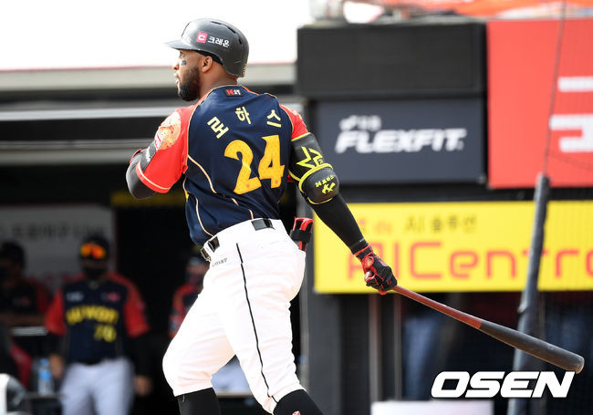 로하스가 솔로 홈런을 치고 있다. /sunday@osen.co.kr