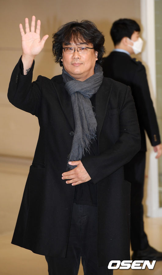 봉준호 감독이 입국장을 통과하며 포즈를 취하고 있다. /rumi@osen.co.kr