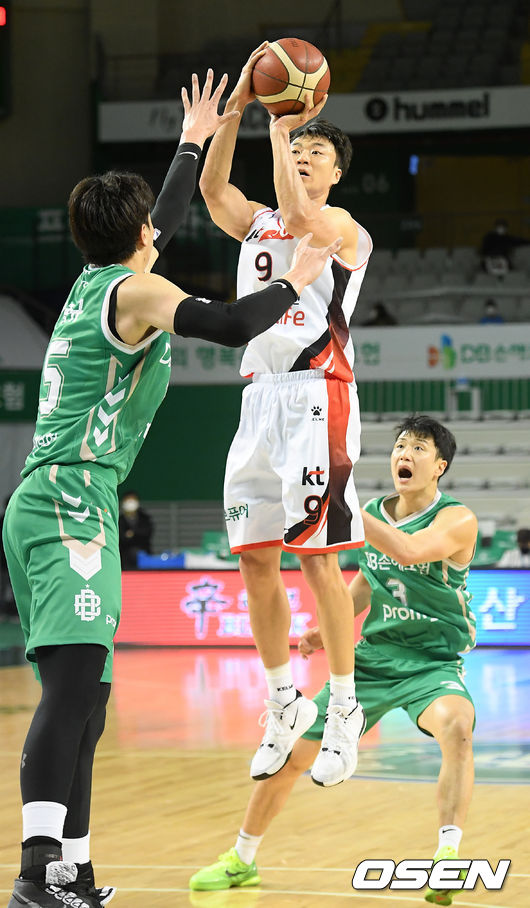 1쿼터 KT 김영환이 중거리 슛을 시도하고 있다. / rumi@osen.co.kr