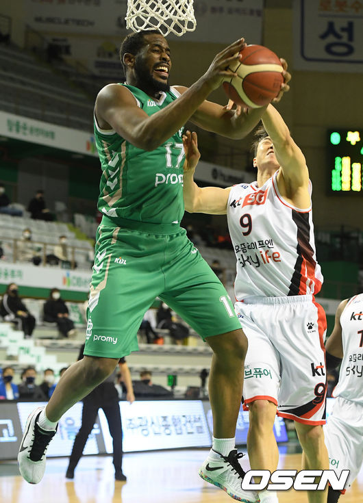 3쿼터, DB 메이튼이 공중에서 슛을 시도할때 KT 김영환에게 파울을 당하고 있다. / rumi@osen.co.kr