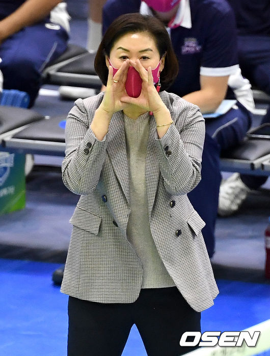 1세트, 흥국생명 박미희 감독이 작전 지시를 내리고 있다. / dreamer@osen.co.kr