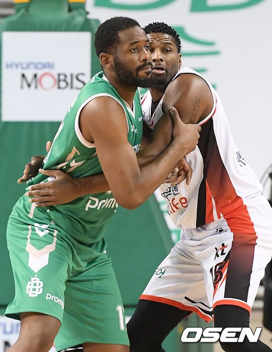 2쿼터에 교체 투입된 DB 새 외인 선수 메이튼이 KT 브라운과 몸싸움을 하고 있다. / rumi@osen.co.kr