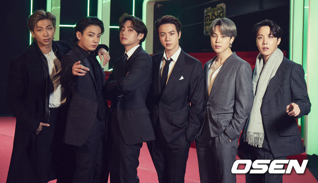 [OSEN=사진팀] 6일 오후 2020 엠넷 아시안 뮤직 어워즈(2020 MAMA) 레드카펫 행사가 열렸다. 그룹 방탄소년단이 포토타임을 갖고 있다./photo@osen.co.kr[사진] CJ ENM 제공