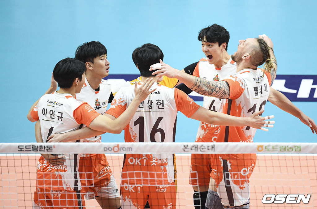OK금융그룹 조재성이 득점 후 동료들과 기뻐하고 있다.  / soul1014@osen.co.kr