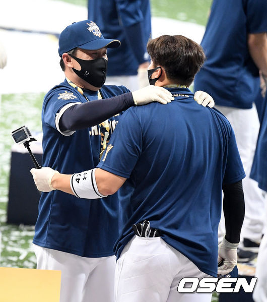 NC 이동욱 감독과 나성범과 우승을 기뻐하고 있다. /jpnews@osen.co.kr