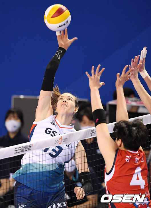 1세트 GS칼텍스 러츠가 스파이크를 때리고 있다. /youngrae@osen.co.kr