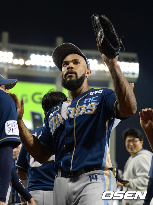 경기 종료 후 NC 테임즈가 동료들과 승리의 기쁨을 나누고 있다. /sunday@osen.co.kr