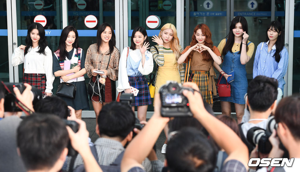 구구단, 공항에서 팬들에 둘러싸여 포토타임