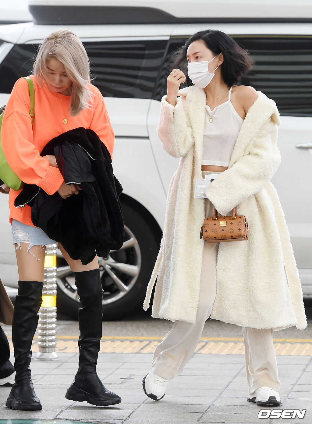 마마무 솔라와 화사가 출국장으로 향하며 포즈를 취하고 있다. /rumi@osen.co.kr