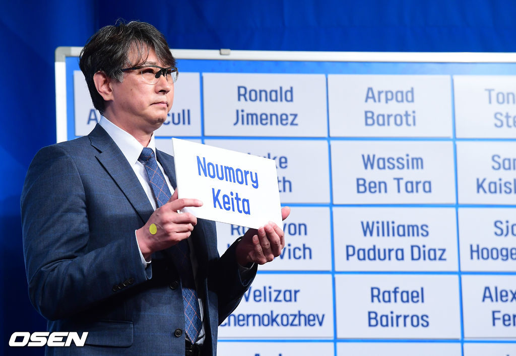 1순위 KB손해보험 이상렬 감독이 노우모리 케이타를 지명하고 있다. /jpnews@osen.co.kr