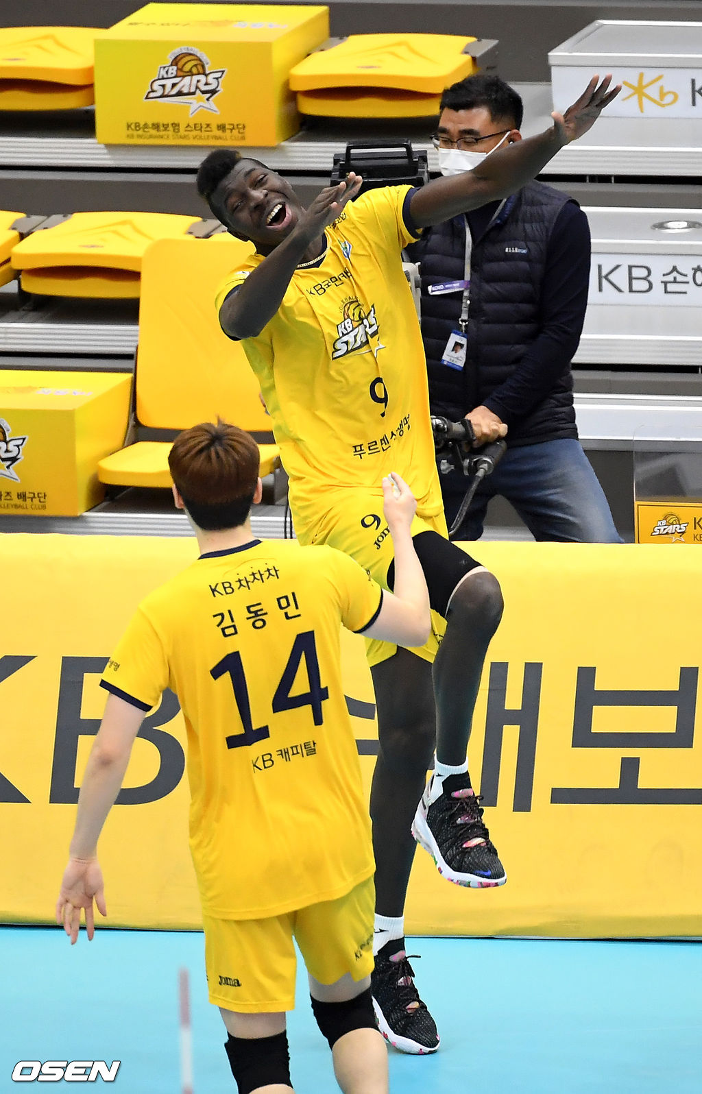 1세트 KB손해보험 케이타가 블로킹 성공에 기뻐하고 있다. /cej@osen.co.kr