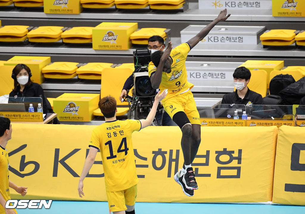 25일 오후 경기도 의정부실내체육관에서 ‘도드람 2020-2021 V-리그’ KB손해보험과 삼성화재의 경기가 열렸다.1세트 KB손해보험 케이타가 블로킹 성공에 기뻐하고 있다. /cej@osen.co.kr