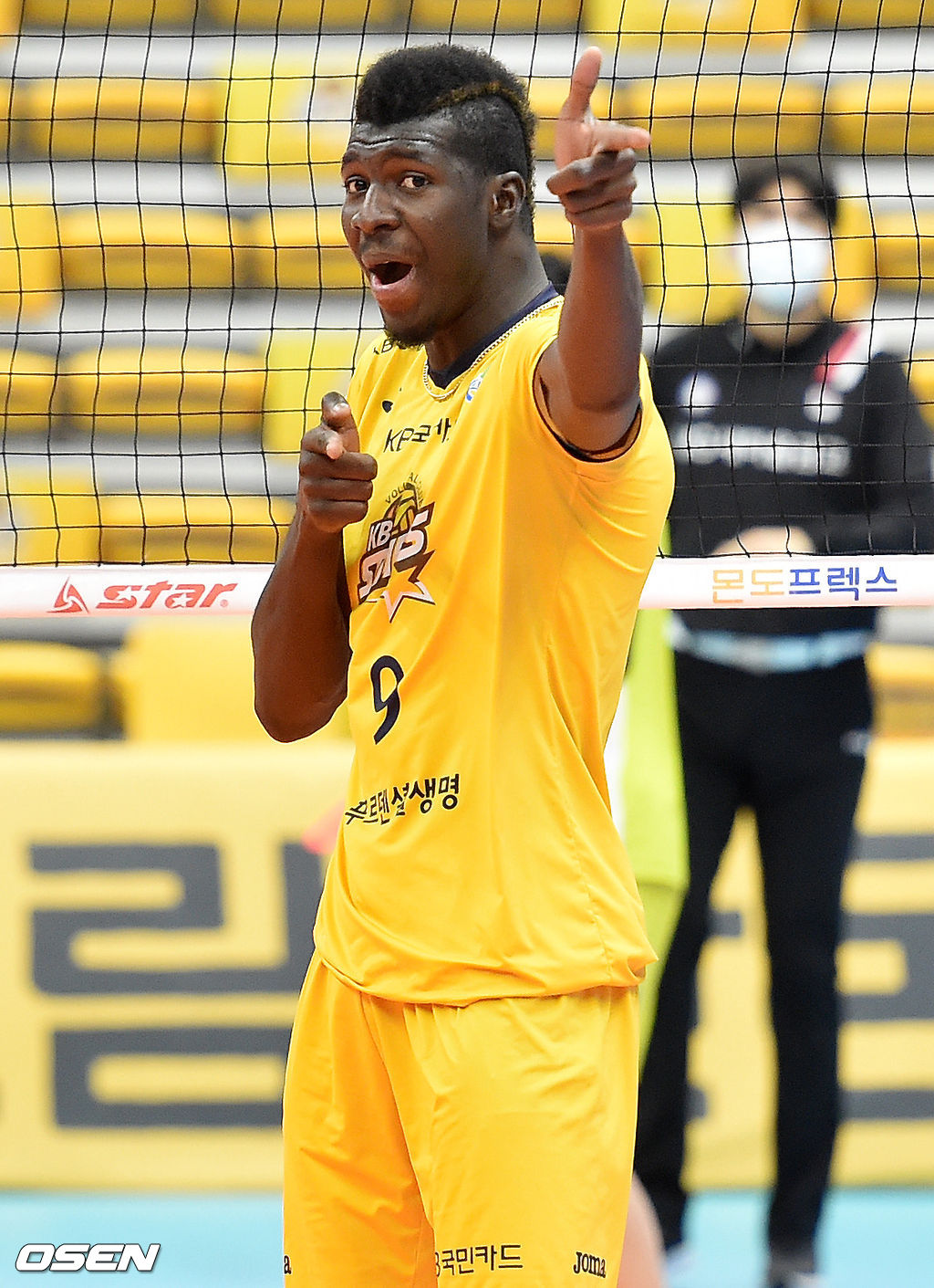 25일 오후 경기도 의정부실내체육관에서 ‘도드람 2020-2021 V-리그’ KB손해보험과 삼성화재의 경기가 열렸다.4세트 KB손해보험 케이타가 득점을 올린 뒤 세리머니를 하고 있다. /cej@osen.co.kr