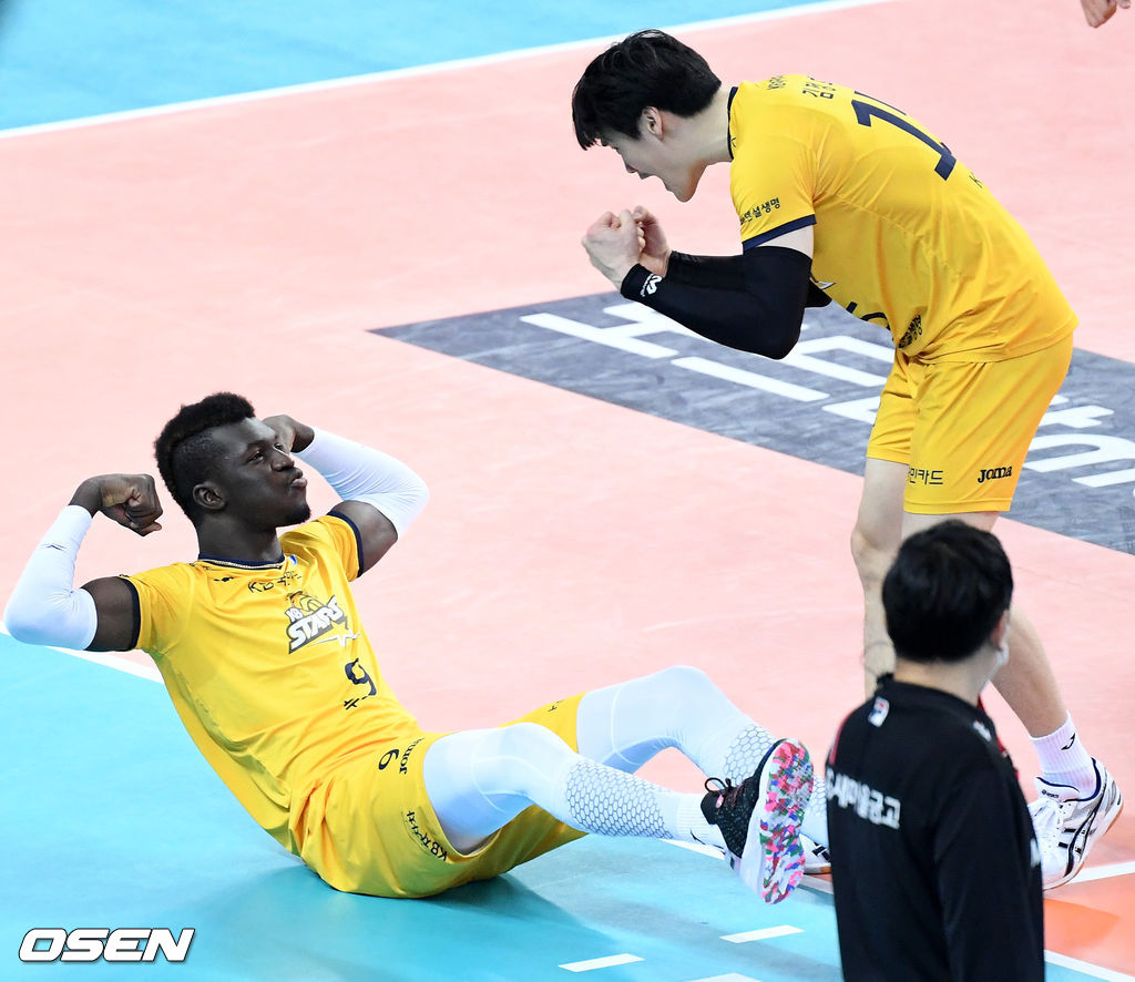 28일 오후 인천 계양체육관에서 ‘2020-2021 도드람 V-리그’ 대한항공과 KB손해보험의 경기가 열렸다.2세트 득점에 성공한 KB손해보험 케이타가 환호하고 있다. /sunday@osen.co.kr