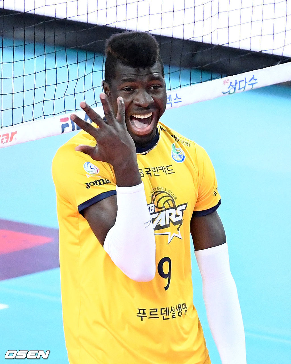 28일 오후 인천 계양체육관에서 ‘2020-2021 도드람 V-리그’ 대한항공과 KB손해보험의 경기가 열렸다.1세트 KB손해보험 케이타가 득점에 환호하고 있다. /sunday@osen.co.kr