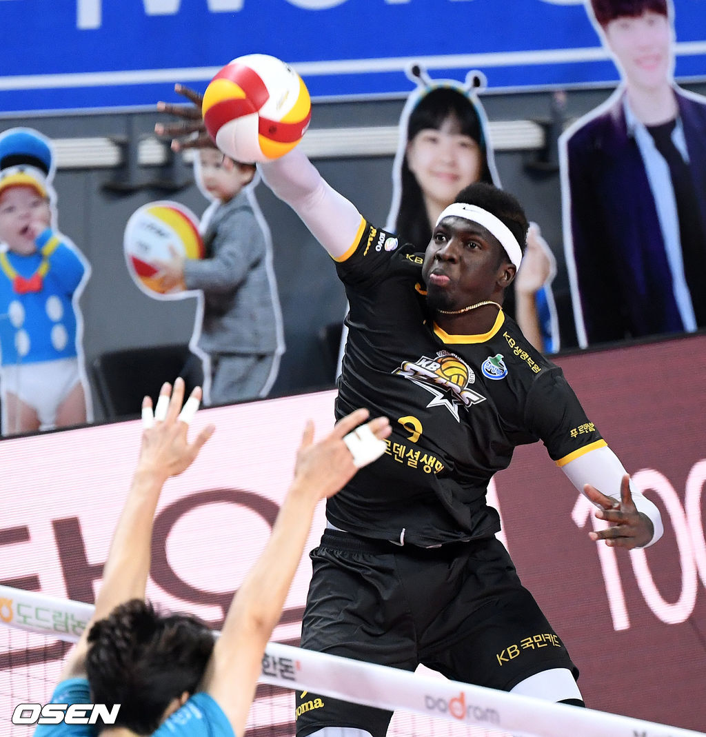 1세트 KB손해보험 케이타가 우리카드의 블로킹 벽을 피해 공격을 시도하고 있다./sunday@osen.co.kr