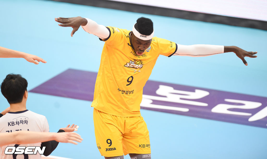 2세트 KB손해보험 케이타가 서브에이스 성공뒤 춤을 추고 있다. / soul1014@osen.co.kr