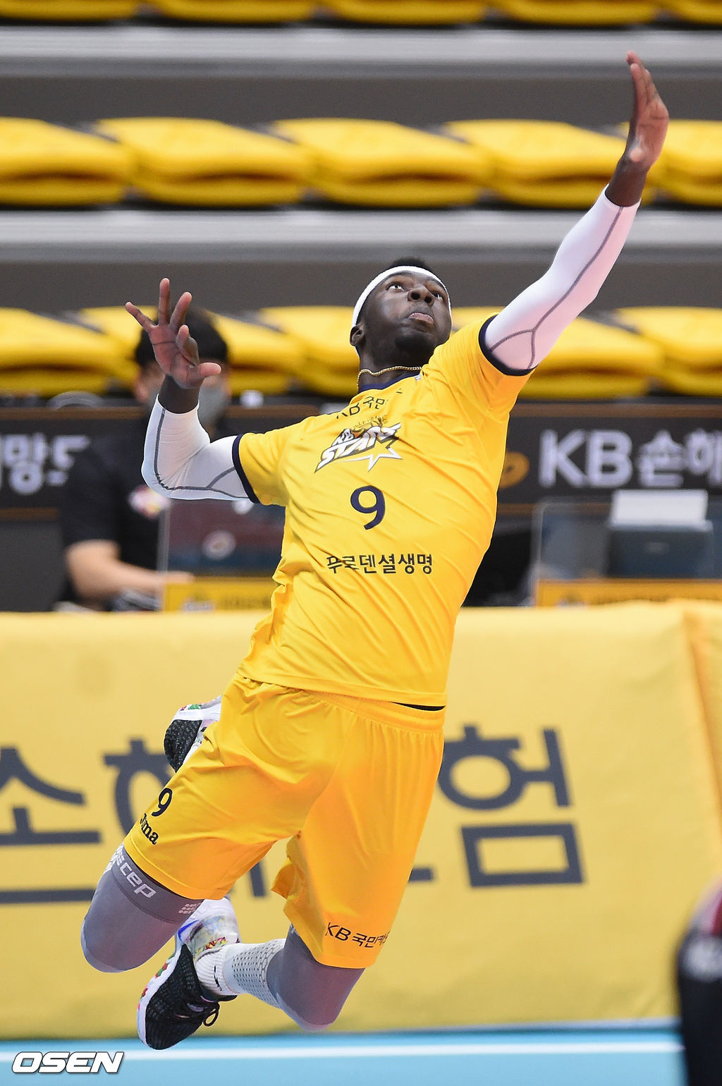 22일 오후 경기도 의정부시 의정부체육관에서 도드람 2020~2021시즌 V-리그' KB손해보험과 한국전력의 경기가 진행됐다.2세트 KB손해보험 케이타가 서브를 넣고 있다.  / soul1014@osen.co.kr