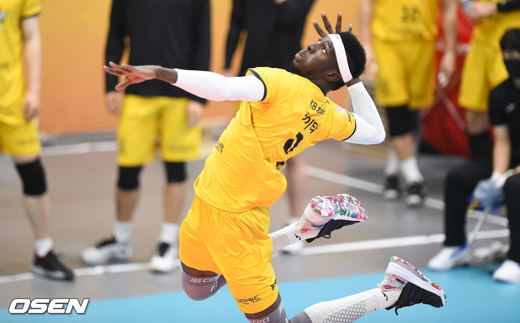 22일 오후 경기도 의정부시 의정부체육관에서 도드람 2020~2021시즌 V-리그' KB손해보험과 한국전력의 경기가 진행됐다.1세트 KB손해보험 케이타가 서브를 넣고 있다 / soul1014@osen.co.kr