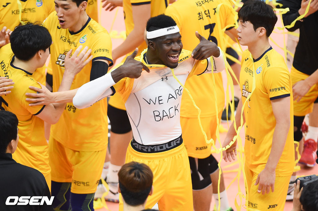 경기종료 후 연패탈출한 KB손해보험 케이타가 유니폼 속에 감춰뒀던 ‘WE ARE BACK’  문구를 카메라 향해 보이고 있다.  / soul1014@osen.co.kr