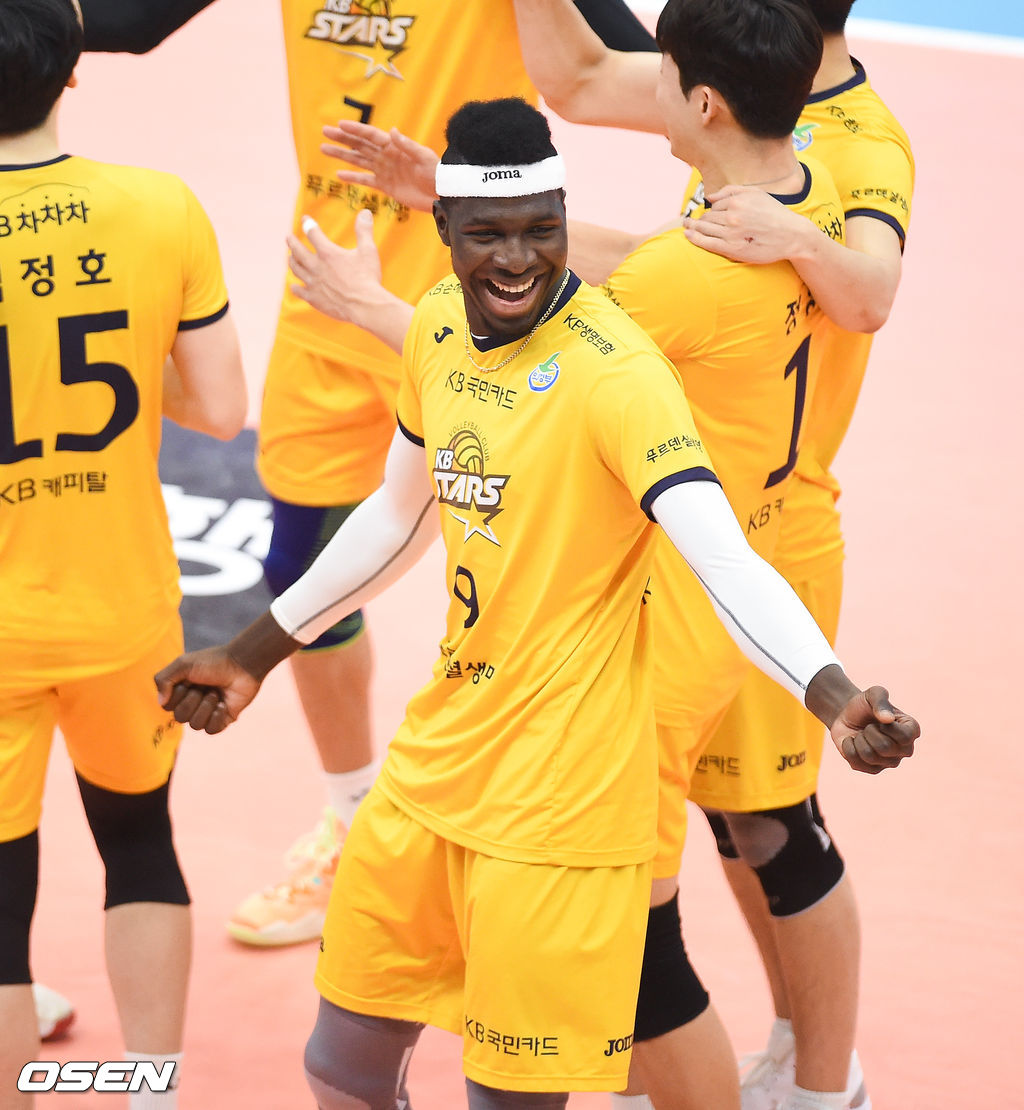 경기종료 후 연패탈출한 KB손해보험 선수들이 승리의 기쁨을 나누고 있다. / soul1014@osen.co.kr