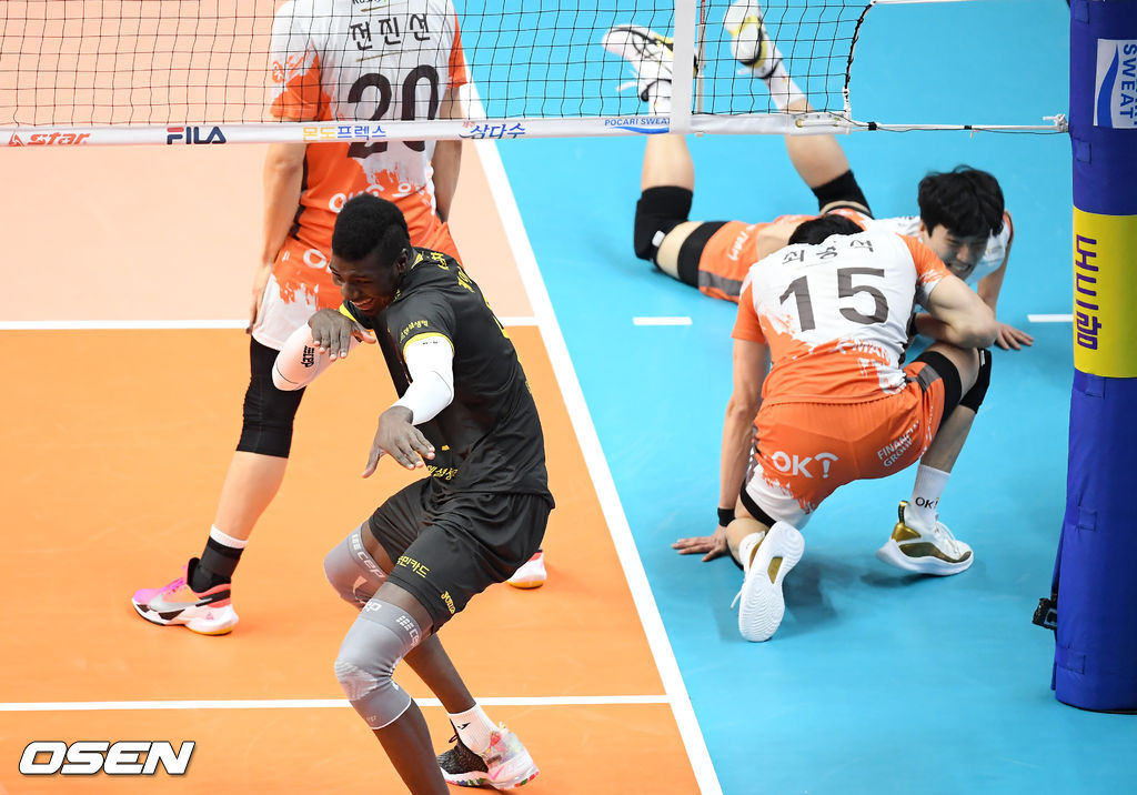 1세트 KB손해보험 케이타가 득점 후 세리머니를 하고 있다. /cej@osen.co.kr