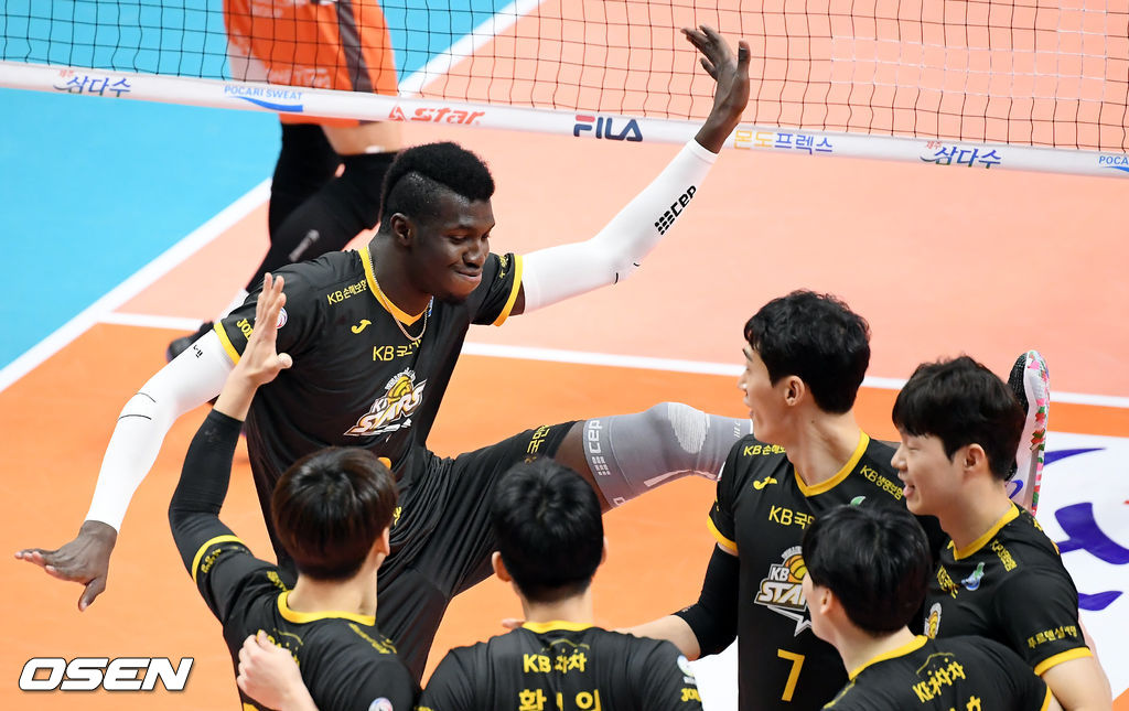 26일 오후 경기도 안산시 상록수체육관에서 ‘도드람 2020-2021 V리그’ OK금융그룹과 KB손해보험의 경기가 열렸다.1세트 KB손해보험 케이타가 득점 후 세리머니를 하고 있다. /cej@osen.co.kr
