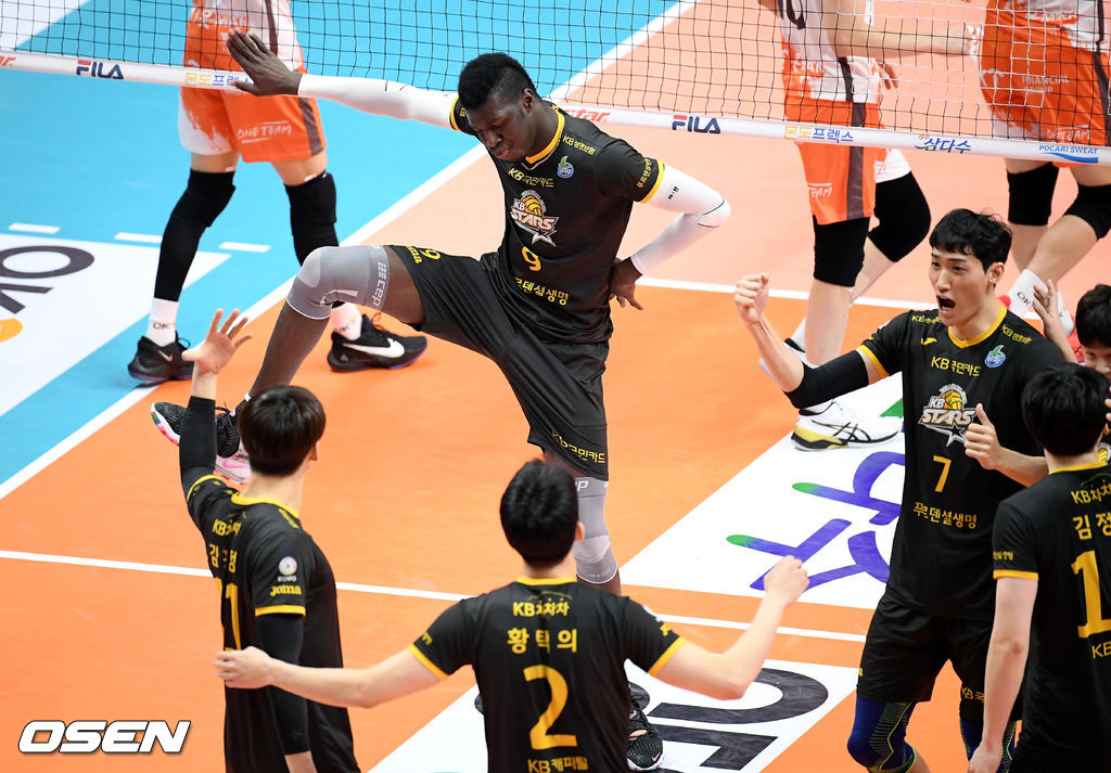 26일 오후 경기도 안산시 상록수체육관에서 ‘도드람 2020-2021 V리그’ OK금융그룹과 KB손해보험의 경기가 열렸다.1세트 KB손해보험 케이타가 득점 후 세리머니를 하고 있다. /cej@osen.co.kr