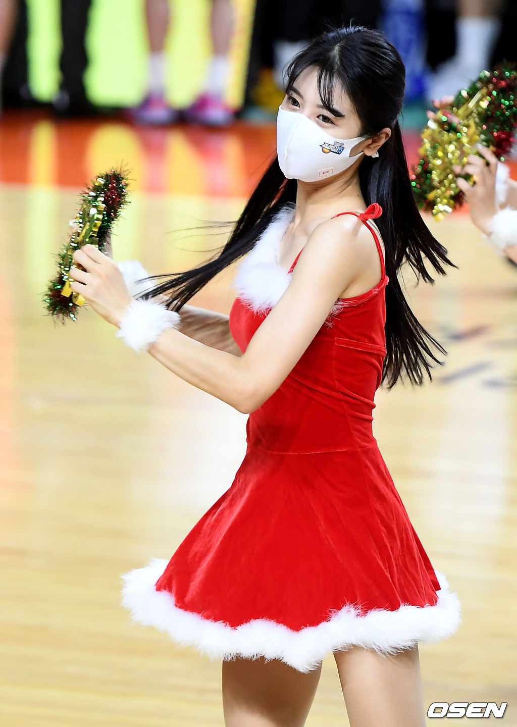 치어리더 신세희가 ‘2020-2021 현대모비스 프로농구’ 전자랜드와 LG의 경기에서 공연을 펼치고 있다. /ksl0919@osen.co.kr