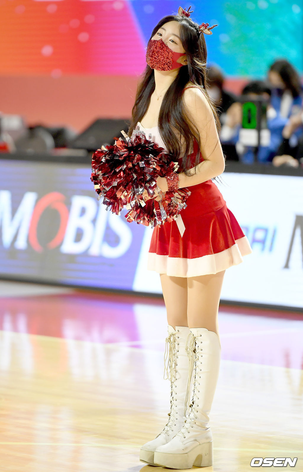 치어리더 안지현이 ‘2020-2021 현대모비스 프로농구’ SK와 삼성의 경기에서 공연을 펼치고 있다. /ksl0919@osen.co.kr