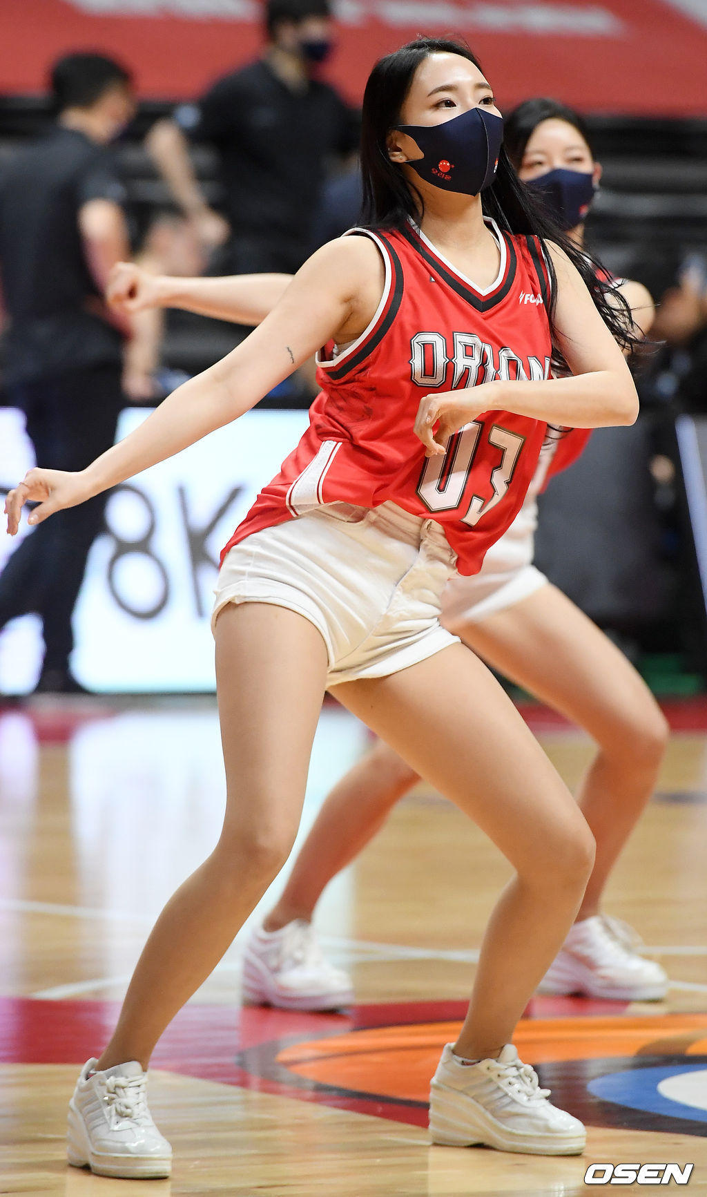 치어리더 이나경이 ‘2020-2021 현대모비스 프로농구’ 오리온과 삼성의 경기에서 공연을 펼치고 있다. /rumi@osen.co.kr
