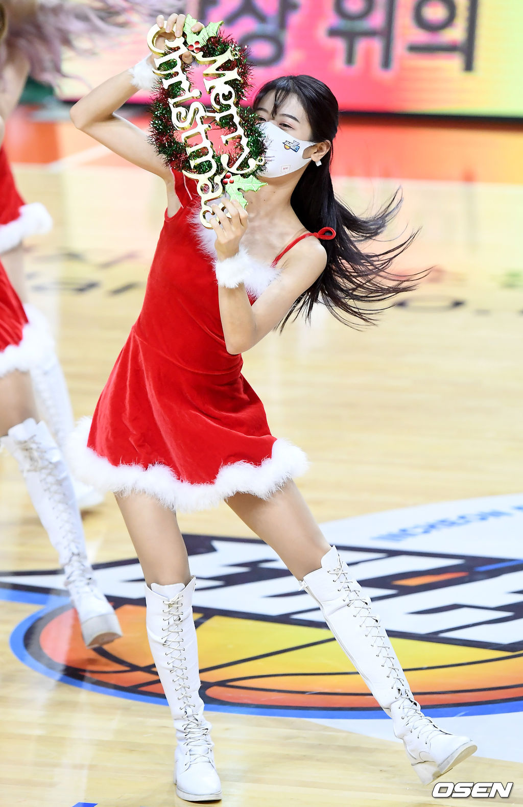 치어리더 신세희가 ‘2020-2021 현대모비스 프로농구’ 전자랜드와 LG의 경기에서 공연을 펼치고 있다. /ksl0919@osen.co.kr