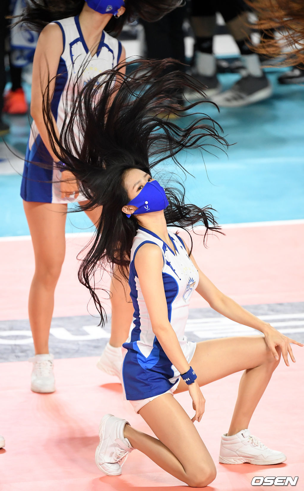 치어리더 박기량이 ‘도드람 2020-2021 V리그 프로배구' 삼성화재와 한국전력의 경기에서 공연을 펼치고 있다. /rumi@osen.co.kr