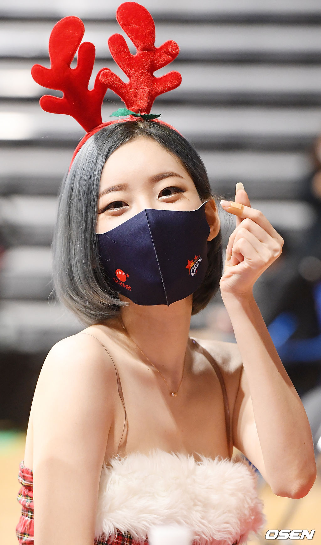 치어리더 서현숙이 ‘2020-2021 현대모비스 프로농구’ 오리온과 KCC의 경기에서 공연을 펼치고 있다. /rumi@osen.co.kr