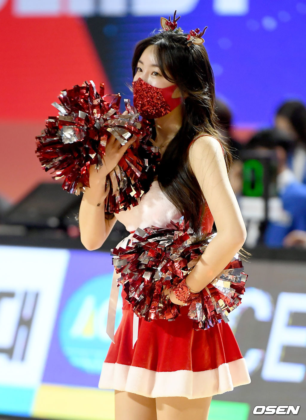 치어리더 안지현이 ‘2020-2021 현대모비스 프로농구’ SK와 삼성의 경기에서 공연을 펼치고 있다. /ksl0919@osen.co.kr