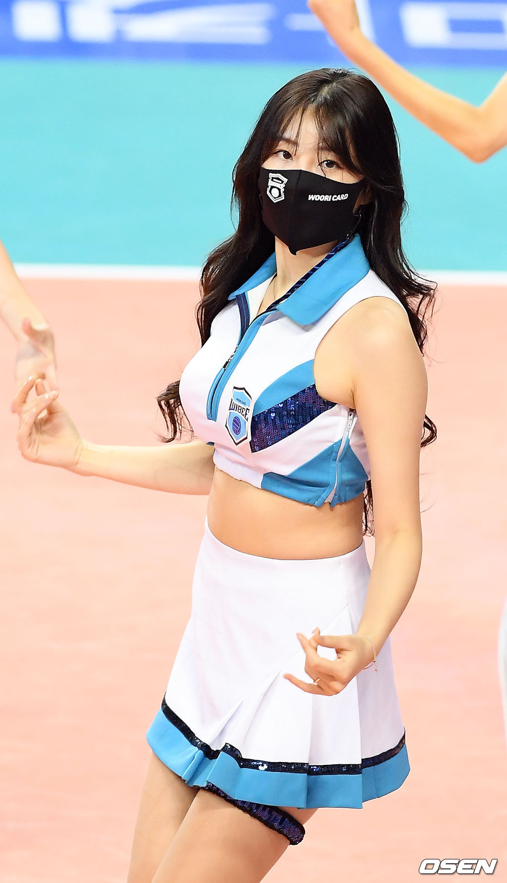 치어리더 안지현이 ‘도드람 2020-2021 V리그 프로배구’ 우리카드와 OK금융그룹의 경기에서 공연을 펼치고 있다. /rumi@osen.co.kr