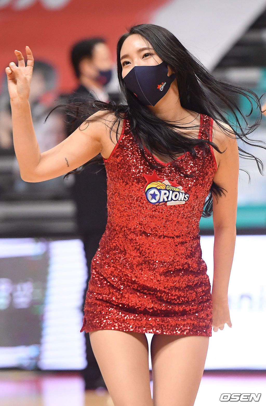 치어리더 이나경이 ‘2020-2021 현대모비스 프로농구’ 오리온과 전자랜드의 경기에서 공연을 펼치고 있다. /rumi@osen.co.kr