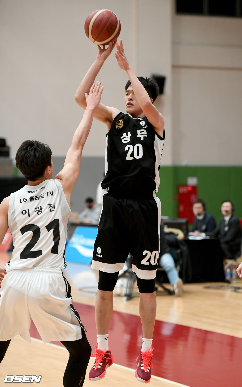 31일 오후 경기 이천시 대월면 LG챔피언스파크에서 ‘2020~2021 KBL D-리그’ 1차대회 플레이오프 4강전 상무와 LG의 경기가 열렸다.이날 경기는 상무가 LG를 상대로 111-82로 승리했다. 4쿼터 상무 정성호가 점프슛을 하고 있다./ksl0919@osen.co.kr