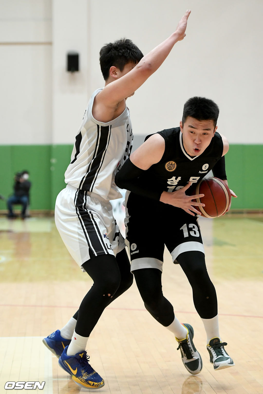 31일 오후 경기 이천시 대월면 LG챔피언스파크에서 ‘2020~2021 KBL D-리그’ 1차대회 플레이오프 4강전 상무와 LG의 경기가 열렸다.이날 경기는 상무가 LG를 상대로 111-82로 승리했다. 3쿼터 상무 강상재가 돌파를 시도하고 있다./ksl0919@osen.co.kr