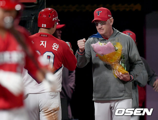 나지완이 홈을 밟은 뒤 윌리엄스 감독에게 꽃다발을 건네받고 있다./ksl0919@osen.co.kr