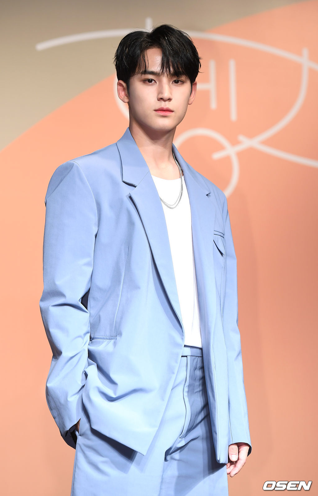 세븐틴 민규가 포토타임을 갖고 있다. /youngrae@osen.co.kr 