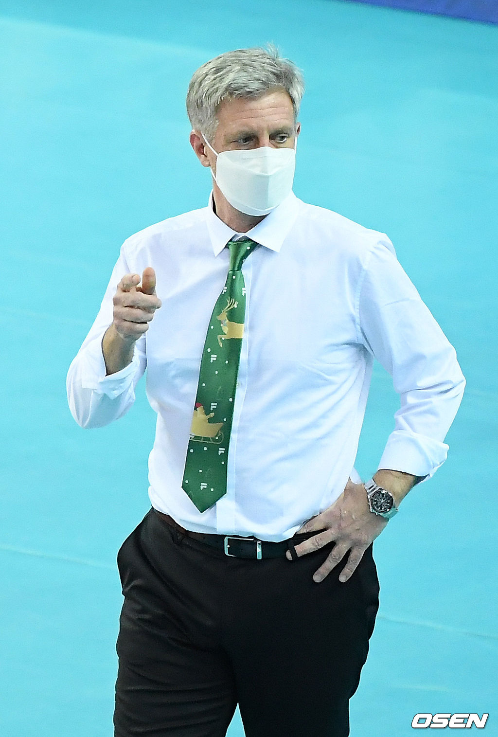 대한항공 로베르토 산탈리 감독이 경기를 주시하며 사인을 보내고 있다./ rumi@osen.co.kr