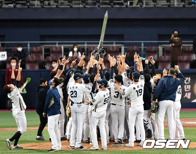 우승을 거머쥔 NC 선수들이 ‘집행검’ 세리머니를 하고 있다. / dreamer@osen.co.kr