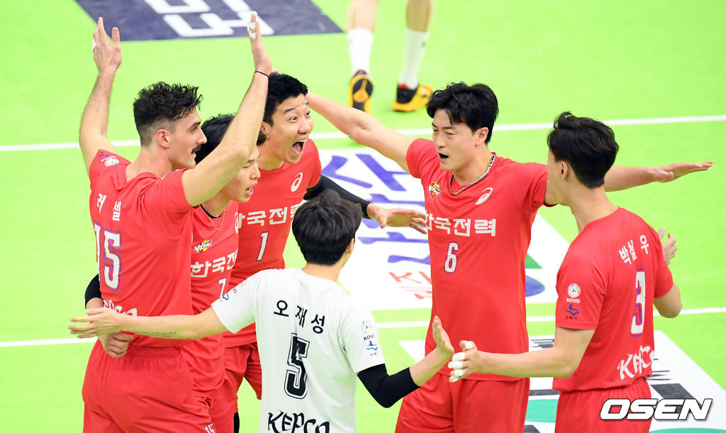한국전력 선수들이 득점에 기뻐하고 있다. /cej@osen.co.kr