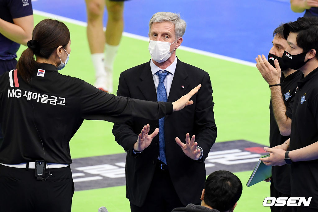 3세트 대한항공 산틸리 감독이 판정을 어필하고 있다. /cej@osen.co.kr