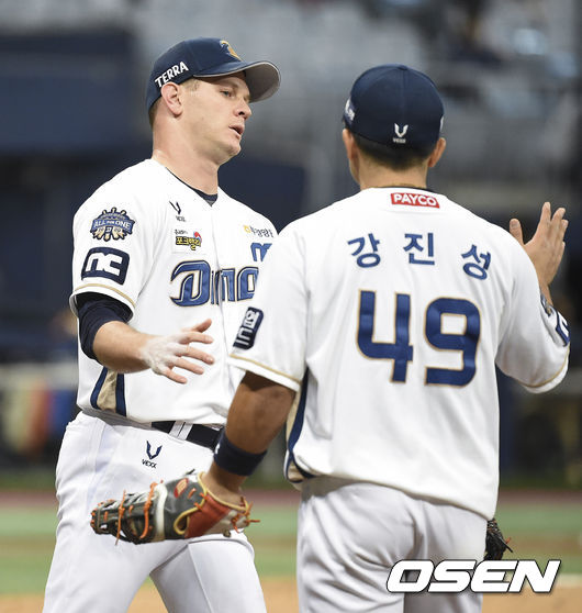 24일 오후 서울 고척스카이돔에서 ‘2020 신한은행 SOL KBO리그’ 포스트시즌 한국시리즈 6차전 NC 다이노스와 두산 베어스의 경기가 열렸다.5회초 이닝종료 후 NC 루친스키와 강진성이 하이파이브를 하고 있다  / soul1014@osen.co.kr