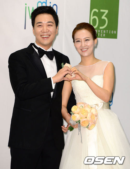 1부 사회는 개그맨 이휘재, 축가는 장윤정과 돈독한 우정을 자랑하는 화요비, 거미, 영지(전 버블시스터즈), 나비 등이 진행하며 2부에서는 개그맨 조세호(전 양배추)와 소속사 식구이자 후배가수인 박현빈이 각각 사회와 축가를 맡는다. /sunday@osen.co.kr