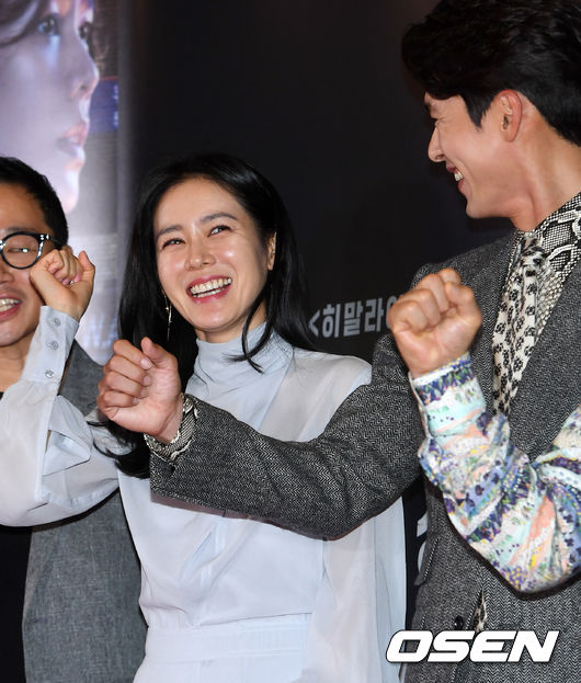 17일 오후 오후 서울 한강로 CGV용산에서 열린 영화 '협상' VIP시사회 레드카펫 행사에서 배우 손예진과 현빈이 참석하고 있다. /rumi@osen.co.kr