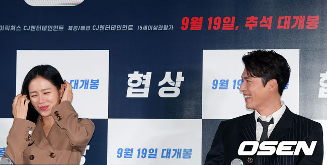 10일 오후 오후 서울 한강로 CGV용산에서 열린 영화 '협상' 언론배급시사회에 배우 손예진-현빈이 참석해 미소 짓고 있다. /eastsea@osen.co.kr